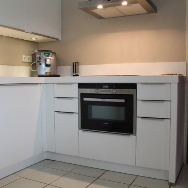 Witte keuken met greeploze keukenkastjes