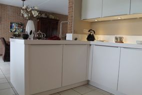 Witte strakke keuken met gezellig kookeiland