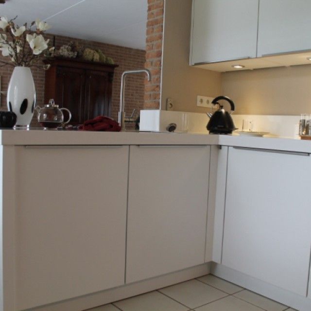 Witte strakke keuken met gezellig kookeiland
